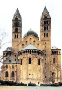 figura 73 - Cattedrale di Espira: con la struttura cruciforme caratteristica del romanico, l’abside cilindrico è affiancato da due torri, le gallerie con archi completano l’edificio. (Germania)